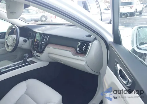 2021 Volvo Xc60 T5 Momentum z USA, uszkodzony, nr VIN YV4102DK4M1855101